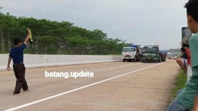 Viral! Bocah Hadang Kendaraan di Tol Batang–Semarang Viral! Bocah Hadang Kendaraan di Tol Batang–Semarang