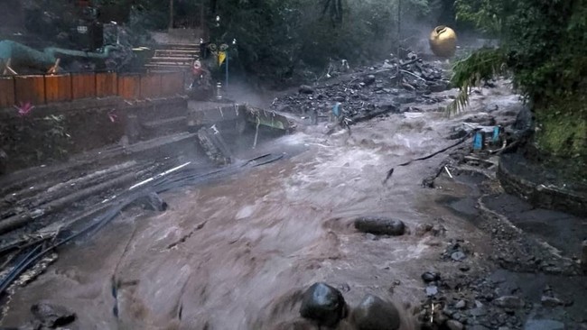 Banjir Bandang Terjang Wisata Air Panas Guci Tegal, Pancuran dan Jembatan Rusak Parah