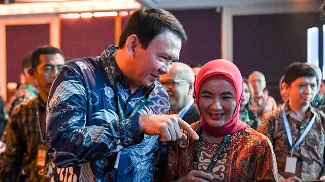 Nicke Widyawati (kanan) berbincang dengan Basuki Tjahaja Purnama atau Ahok (kiri). (Foto: ANTARA).