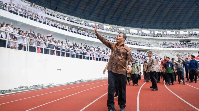 Gubernur Ahmad Luthfi menyerahkan SK kepada 13.111 PPPK Paruh Waktu, jumlah terbanyak di Indonesia, sebagai upaya memperkuat pelayanan publik dan meningkatkan kesejahteraan pegawai.