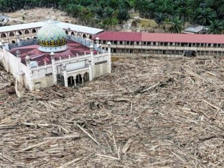 Pemandangan drone menunjukkan sebuah masjid dan sebuah pesantren di daerah yang terkena dampak banjir bandang (Reuters)