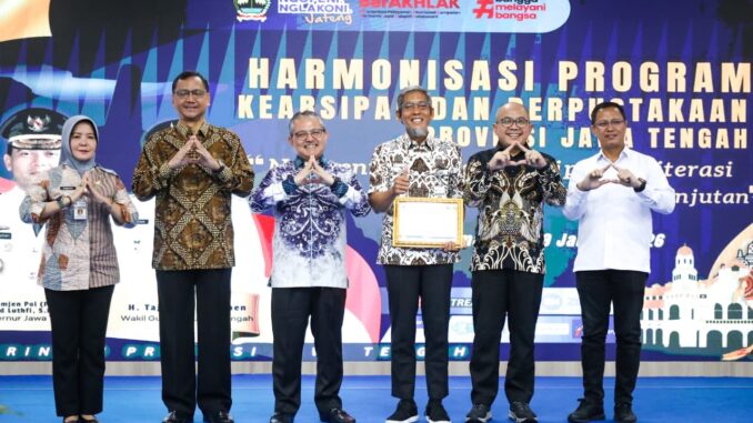 FOTO BERSAMA: Acara Harmonisasi Program Kearsipan dan Perpustakaan Provinsi Jawa Tengah bertema Ngopeni Nglakoni Arsip dan Literasi Menuju Jawa Tengah Maju dan Berkelanjutan, di Gedung Gradhika Bhakti Praja, Kota Semarang, pada Kamis, 29/01/ 2026.