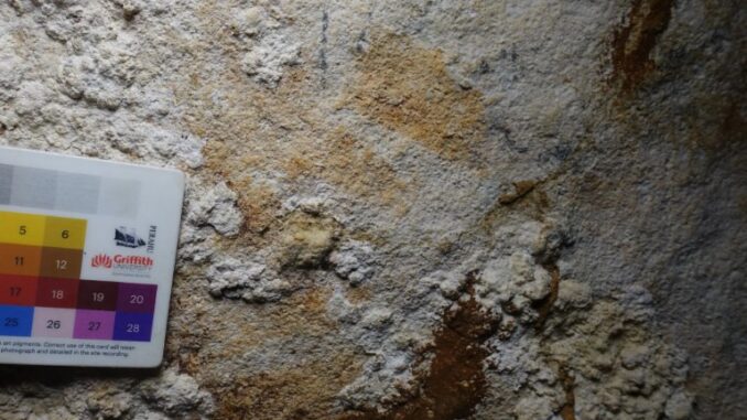 Lukisan Cap Tangan di Gua Sulawesi Diduga Menjadi Seni Batu Tertua di Dunia Lukisan Cap Tangan di Gua Sulawesi Diduga Menjadi Seni Batu Tertua di Dunia
