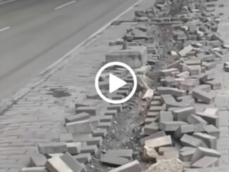 Paving Block Trotoar Jalan Raya Cilincing Rusak, Diduga Akibat Maling Kabel