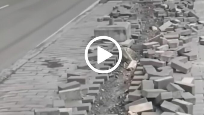 Paving Block Trotoar Jalan Raya Cilincing Rusak, Diduga Akibat Maling Kabel