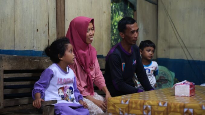 Gubernur Jawa Tengah Ahmad Luthfi meninjau rumah tidak layak huni milik Hartato di Susukan, Semarang, dan memastikan bantuan perbaikan RTLH Rp20 juta agar layak huni dan sehat.
