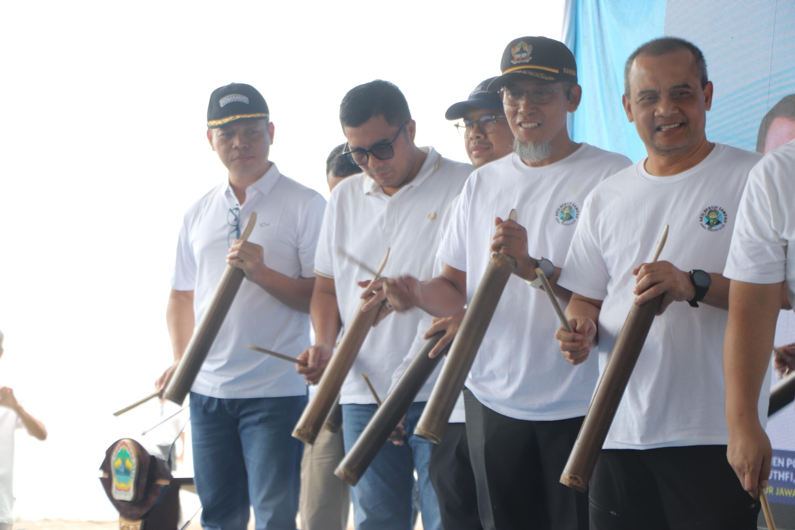 Wakil Ketua DPRD Jateng Mohammad Saleh menghadiri peluncuran Gerakan Jateng ASRI di Pantai Jodo, Batang, sambil mengajak masyarakat menjaga kebersihan dan mengelola sampah secara berkelanjutan.