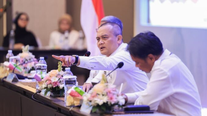 Gubernur Ahmad Luthfi menegaskan pengendalian harga pangan jelang Ramadan dan Lebaran 2026. Dashboard harga akan dipasang di pasar untuk transparansi.