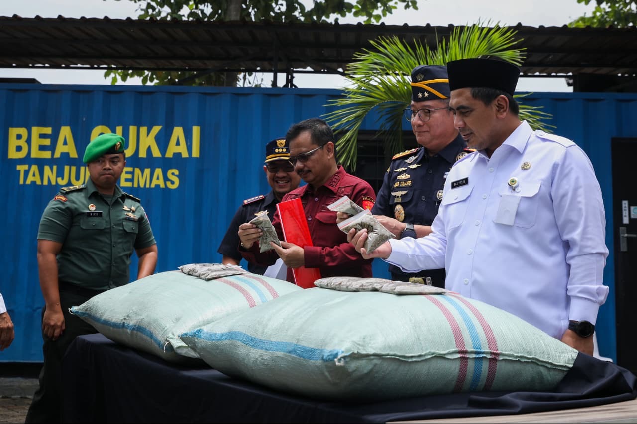 Bea Cukai Tanjung Emas menggagalkan ekspor ilegal 90,2 ton kratom asal Pontianak tujuan India. Wagub Jateng Taj Yasin dukung penuh penegakan hukum dan pengawasan ketat komoditas ini.
