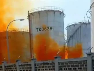 Asap kuning pekat tiba-tiba mengepul dari tangki PT Vopak Terminal Merakm Banten.
