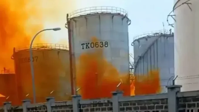 Asap kuning pekat tiba-tiba mengepul dari tangki PT Vopak Terminal Merakm Banten.