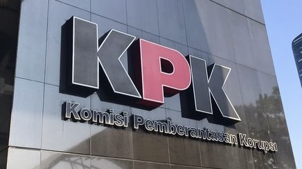 KPK mendalami dugaan suap dan gratifikasi impor barang KW di Bea Cukai. Enam orang sudah jadi tersangka, sementara dugaan aliran dana ke Dirjen masih belum terbukti. KPK mendalami dugaan suap dan gratifikasi impor barang KW di Bea Cukai. Enam orang sudah jadi tersangka, sementara dugaan aliran dana ke Dirjen masih belum terbukti.