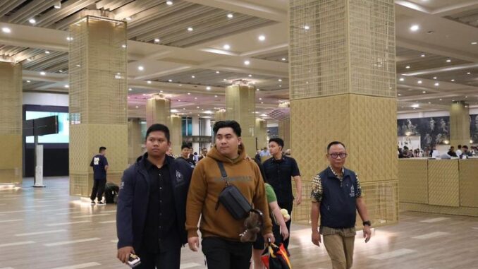 Polri tangkap buron Interpol Rifaldo Aquino Pontoh, WNI pelaku TPPO dan penipuan online di Kamboja, saat tiba di Bandara Internasional I Gusti Ngurah Rai, Bali, melalui kerja sama dengan Interpol.