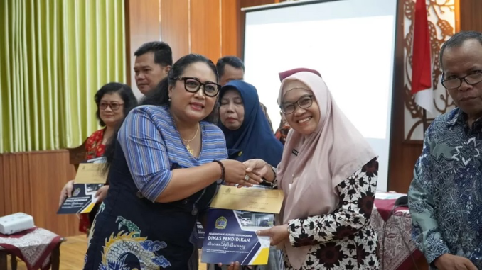 Pemkab Gunungkidul menyerahkan SK kepada 21 kepala sekolah yang selesai masa jabatannya dan kembali mengajar jadi guru. Bupati Endah menegaskan jabatan guru adalah panggilan jiwa untuk membentuk karakter bangsa.