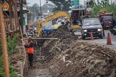 Pemda DIY mengusulkan anggaran Rp400 miliar ke pemerintah pusat untuk memperbaiki sekitar 270 km jalan dan jembatan yang belum mantap di Yogyakarta. Pemda DIY mengusulkan anggaran Rp400 miliar ke pemerintah pusat untuk memperbaiki sekitar 270 km jalan dan jembatan yang belum mantap di Yogyakarta.