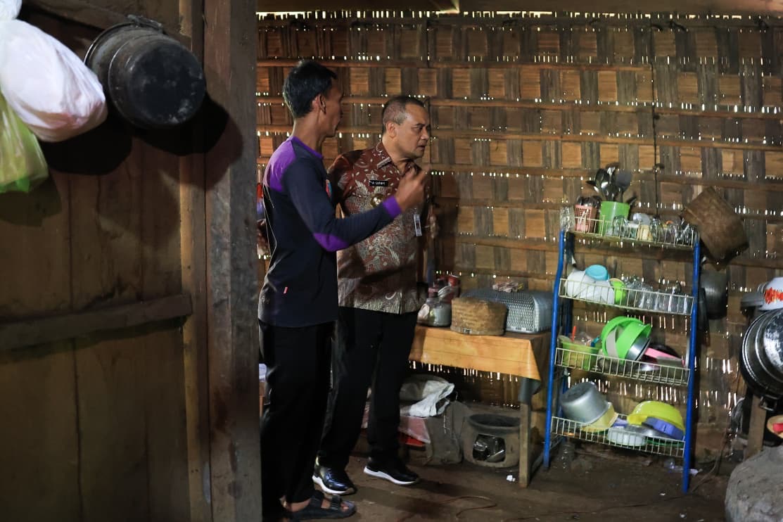 Gubernur Jawa Tengah Ahmad Luthfi meninjau rumah tidak layak huni milik Hartato di Susukan, Semarang, dan memastikan bantuan perbaikan RTLH Rp20 juta agar layak huni dan sehat.