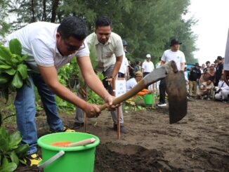 Wakil Ketua DPRD Jateng Mohammad Saleh menghadiri peluncuran Gerakan Jateng ASRI di Pantai Jodo, Batang, sambil mengajak masyarakat menjaga kebersihan dan mengelola sampah secara berkelanjutan.