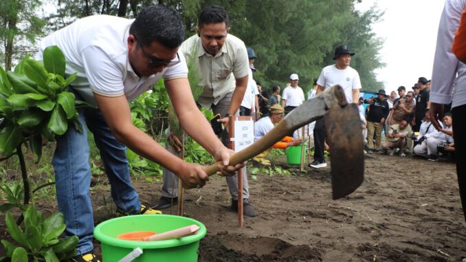 Wakil Ketua DPRD Jateng Mohammad Saleh menghadiri peluncuran Gerakan Jateng ASRI di Pantai Jodo, Batang, sambil mengajak masyarakat menjaga kebersihan dan mengelola sampah secara berkelanjutan.