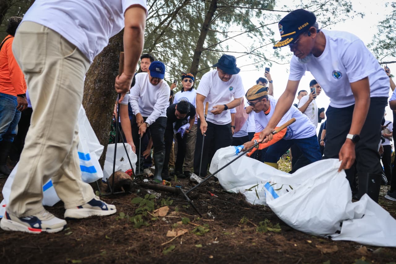 Hadapi timbulan sampah 6,3 juta ton per tahun, Gubernur Jateng Ahmad Luthfi canangkan Gerakan ASRI lewat aksi bersih Pantai Jodo dan penguatan pengelolaan sampah modern.