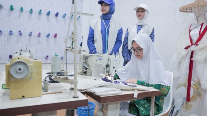 90 persen lulusan sekolah vokasi di Jateng terserap kerja industri. Gubernur Jateng Ahmad Luthfi dorong vokasi, investasi padat karya, dan akses pasar global bagi karya siswa.