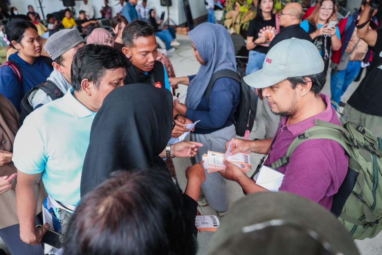 Balik rantau kereta gratis Jateng dari Stasiun Tawang bantu pekerja hemat ongkos usai Lebaran, disambut antusias peserta dan keluarga.