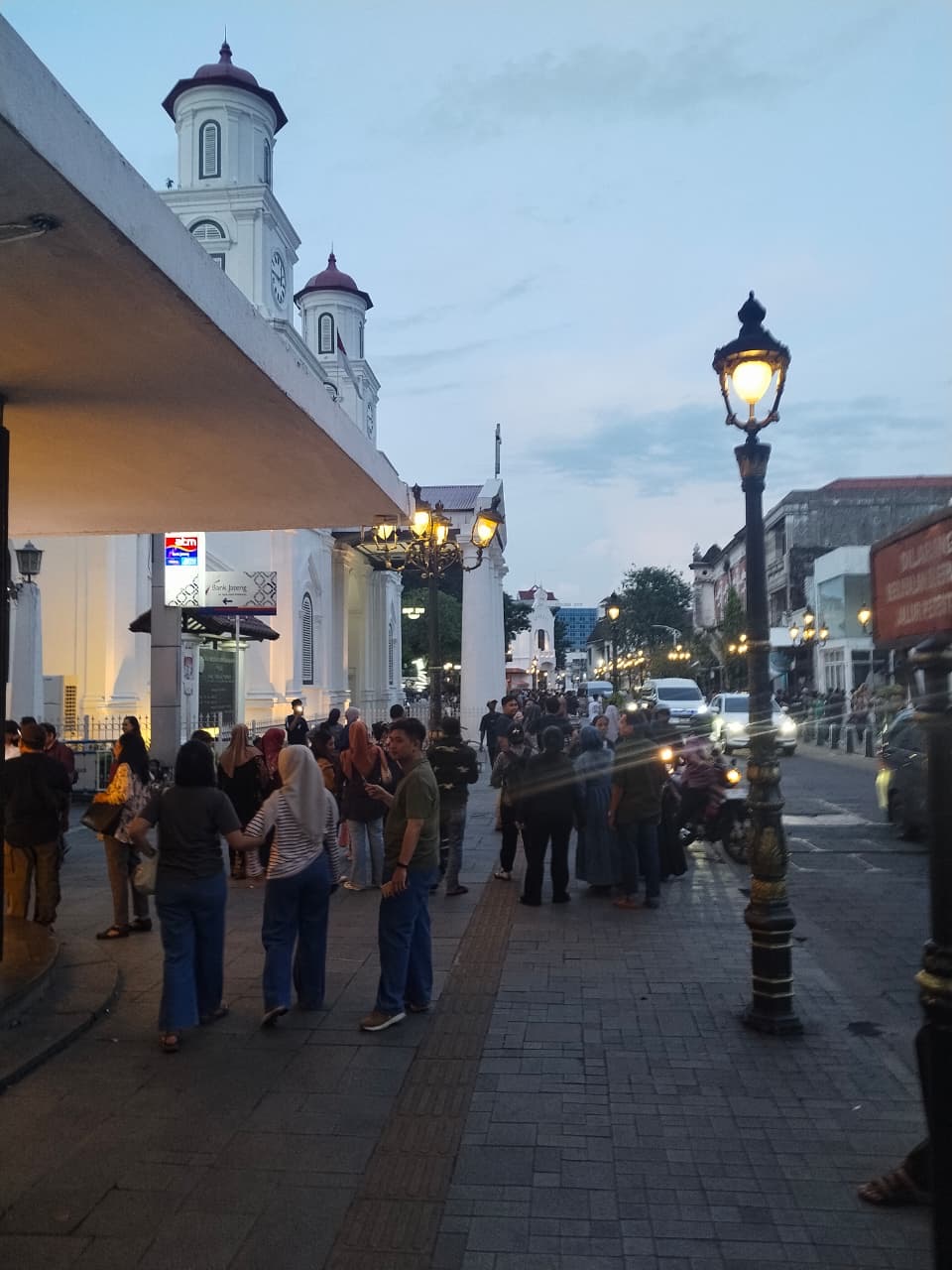 Mudik Lebaran 2026 dongkrak ekonomi Jateng. Omzet pedagang naik, kafe penuh reservasi, dan kunjungan wisata tembus ratusan ribu pengunjung.