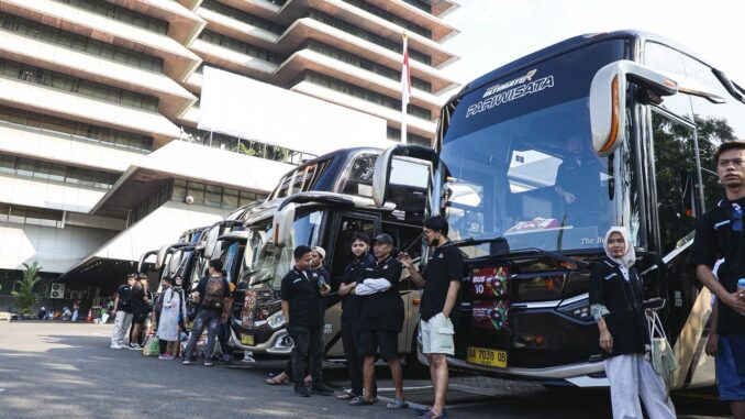Mudik gratis Indomie untuk pengusaha Warmindo. Ratusan pemudik diberangkatkan dari Semarang, ribuan lainnya menikmati program serupa di berbagai daerah.