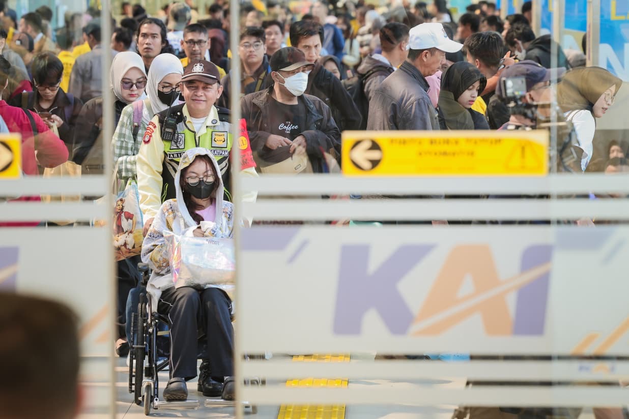 Gubernur Jateng Ahmad Luthfi melepas 648 peserta mudik gratis kereta api Jateng 2026 dari Stasiun Pasar Senen menuju berbagai kota di Jawa Tengah.