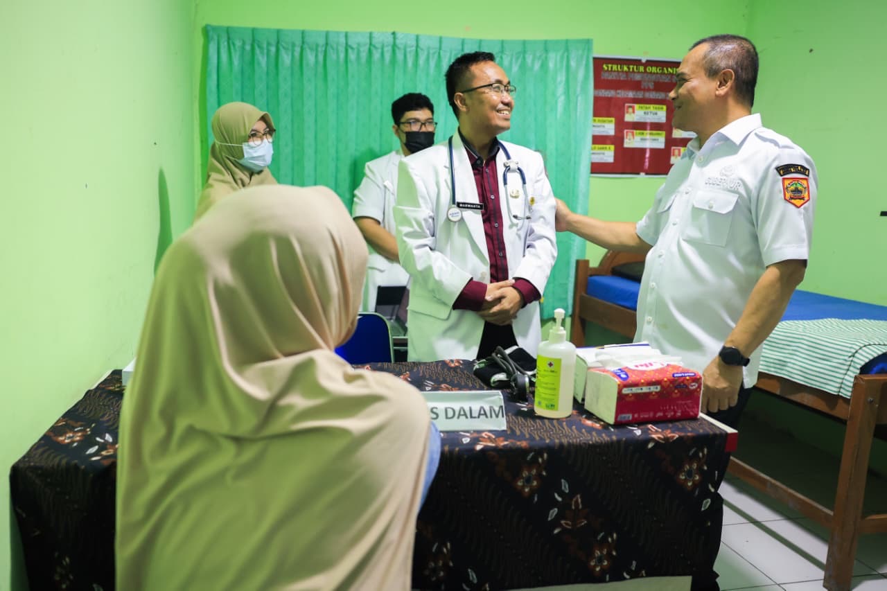 Program dokter spesialis keliling dan Gerakan Pangan Murah di Desa Gondang, Sragen, diminati warga untuk periksa kesehatan dan belanja kebutuhan pokok harga miring.