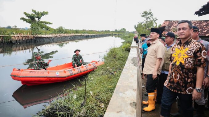 Gubernur Jateng Ahmad Luthfi meninjau penanganan tanggul jebol dan rencana normalisasi Sungai Bremi Pekalongan untuk mengurangi risiko banjir warga. Gubernur Jateng Ahmad Luthfi meninjau penanganan tanggul jebol dan rencana normalisasi Sungai Bremi Pekalongan untuk mengurangi risiko banjir warga.