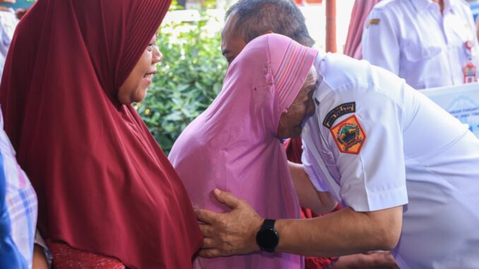Program dokter spesialis keliling dan Gerakan Pangan Murah di Desa Gondang, Sragen, diminati warga untuk periksa kesehatan dan belanja kebutuhan pokok harga miring. Program dokter spesialis keliling dan Gerakan Pangan Murah di Desa Gondang, Sragen, diminati warga untuk periksa kesehatan dan belanja kebutuhan pokok harga miring.
