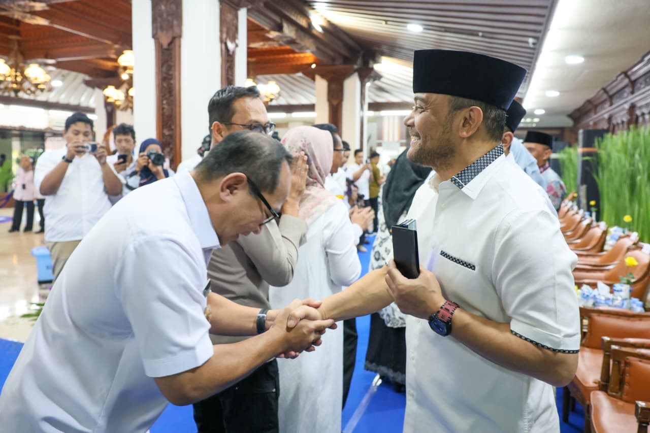Pemprov Jateng mengkaji kebijakan WFH bagi ASN. Gubernur Ahmad Luthfi menegaskan WFH tidak boleh dimaknai sebagai libur dan tetap menjaga layanan publik.
