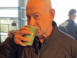 Netanyahu yang dikabarkan tewas muncul di video kopi di Yerusalem, bercanda soal rumor kematian dan menegaskan dirinya gila kopi dan cinta rakyatnya.