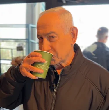 Netanyahu yang dikabarkan tewas muncul di video kopi di Yerusalem, bercanda soal rumor kematian dan menegaskan dirinya gila kopi dan cinta rakyatnya.