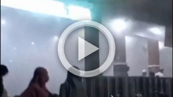 Ledakan misterius di Masjid Pesona Regency Jember saat Salat Tarawih bikin jemaah panik, satu orang alami gangguan pendengaran, polisi selidiki.