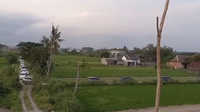Arus balik di Sleman kacau setelah pemudik nyasar ke jalan setapak dan persawahan menuju Tol Purwomartani karena mengikuti rute aplikasi navigasi, warga turun tangan mengurai kemacetan. Arus balik di Sleman kacau setelah pemudik nyasar ke jalan setapak dan persawahan menuju Tol Purwomartani karena mengikuti rute aplikasi navigasi, warga turun tangan mengurai kemacetan.
