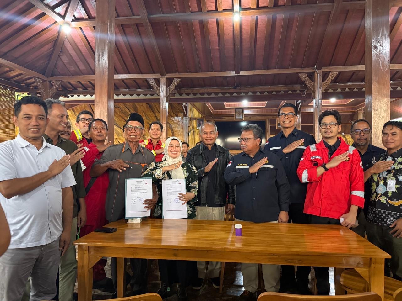 Kilang Cepu kembali aktif mengolah minyak rakyat dari Blora dan Kendal. Produksi siap naik hingga 3.800 BOPD, perkuat ketahanan energi nasional.