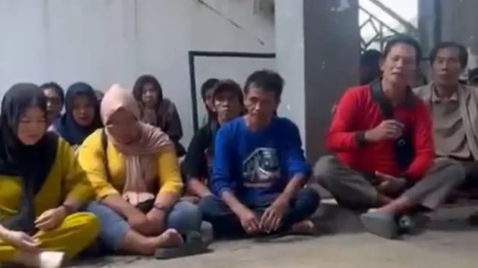 Puluhan PKL dan tukang parkir di Titik Nol Jogja protes larangan bus wisata di Sumbu Filosofi yang dinilai mematikan ekonomi kecil dan berharap solusi adil.