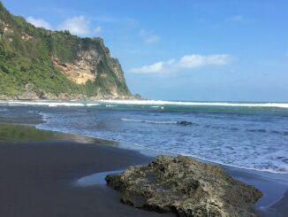 Penurunan wisata pantai Bantul Lebaran 2026 hingga 50 persen dibarengi maraknya modus wisatawan nakal memprotes retribusi TPR Parangtritis yang dinilai mahal.