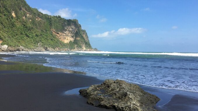 Penurunan wisata pantai Bantul Lebaran 2026 hingga 50 persen dibarengi maraknya modus wisatawan nakal memprotes retribusi TPR Parangtritis yang dinilai mahal. Penurunan wisata pantai Bantul Lebaran 2026 hingga 50 persen dibarengi maraknya modus wisatawan nakal memprotes retribusi TPR Parangtritis yang dinilai mahal.