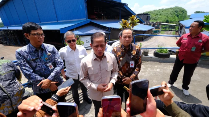 Menteri Lingkungan Hidup Hanif Faisol Nurofiq mengevaluasi PLTSa Putri Cempo Solo sambil mendorong regulasi tegas penghentian open dumping dan penguatan pengelolaan sampah dari hulu. Menteri Lingkungan Hidup Hanif Faisol Nurofiq mengevaluasi PLTSa Putri Cempo Solo sambil mendorong regulasi tegas penghentian open dumping dan penguatan pengelolaan sampah dari hulu.