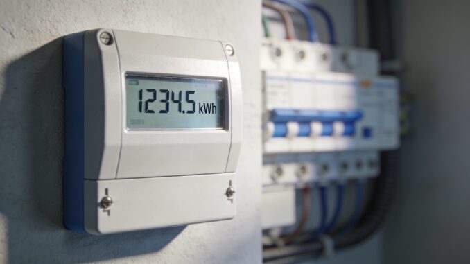 Pemerintah memastikan harga listrik per kWh April 2026 tidak naik untuk semua golongan. Cek rincian tarif PLN 1 April 2026, dari rumah tangga, bisnis, hingga subsidi.