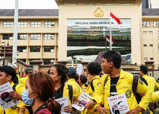 Mahasiswi UI Minta Maaf Usai Coret Sorban Polwan Saat Demo BEM UI di Mabes Polri Mahasiswi UI Minta Maaf Usai Coret Sorban Polwan Saat Demo BEM UI di Mabes Polri