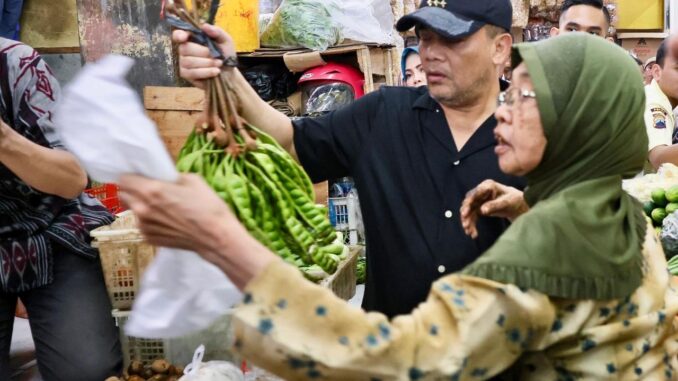 Gubernur Jateng Ahmad Luthfi cek harga dan stok pangan di Pasar Gede Solo jelang Lebaran, pastikan cabai hingga beras stabil dan pasokan aman.