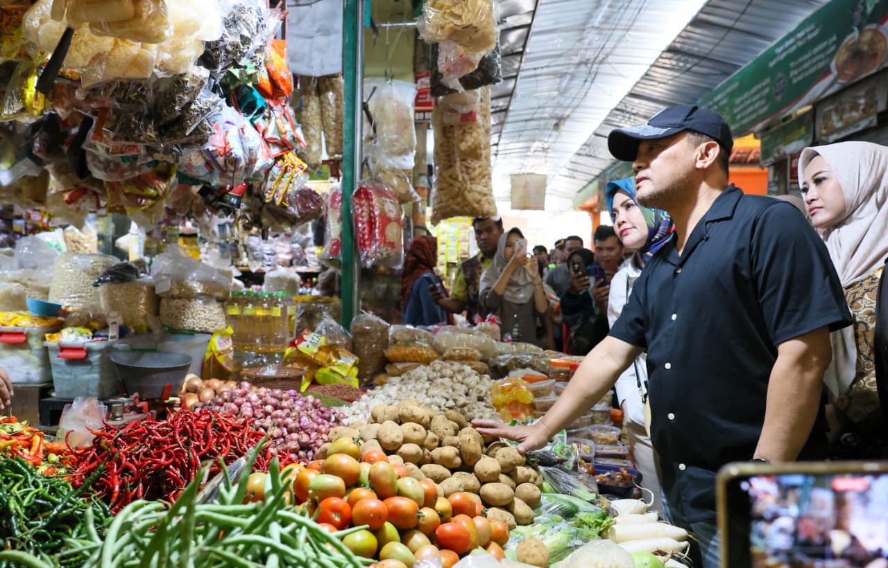 Gubernur Jateng Ahmad Luthfi sidak Pasar Bunder Sragen, pastikan harga pangan stabil dan stok aman jelang Lebaran 2026.