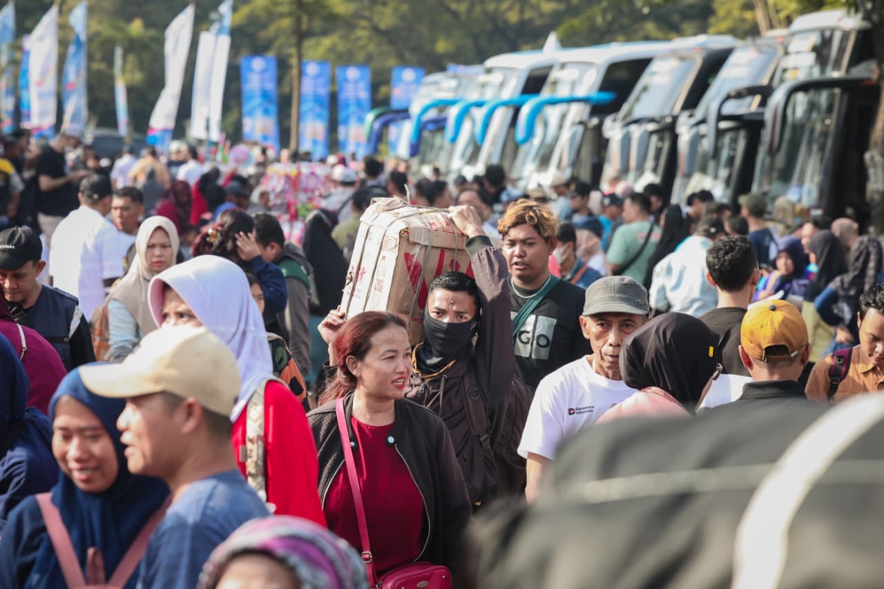 Mudik gratis Jateng 2026 dan menyebut arus 17 juta pemudik sebagai peluang besar menggerakkan ekonomi dan UMKM Jawa Tengah.
