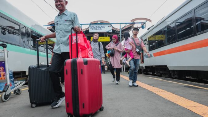 Balik rantau kereta gratis Jateng dari Stasiun Tawang bantu pekerja hemat ongkos usai Lebaran, disambut antusias peserta dan keluarga. Balik rantau kereta gratis Jateng dari Stasiun Tawang bantu pekerja hemat ongkos usai Lebaran, disambut antusias peserta dan keluarga.