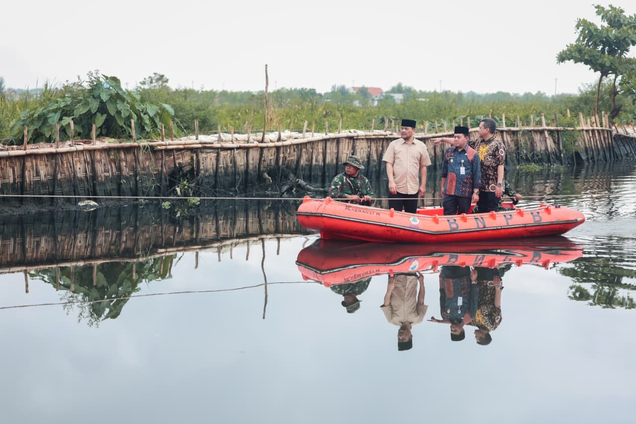 Gubernur Jateng Ahmad Luthfi meninjau penanganan tanggul jebol dan rencana normalisasi Sungai Bremi Pekalongan untuk mengurangi risiko banjir warga.