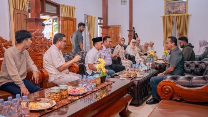 Bahlil mudik ke Sragen sambil memastikan stok energi Indonesia tetap aman meski harga minyak dunia naik akibat konflik global, menunjukkan kedekatan dengan warga dan dukungan bagi daerah.