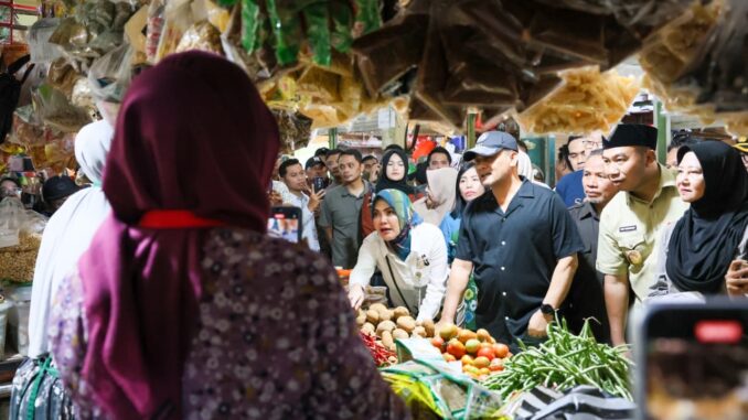 Gubernur Jateng Ahmad Luthfi sidak Pasar Bunder Sragen, pastikan harga pangan stabil dan stok aman jelang Lebaran 2026.